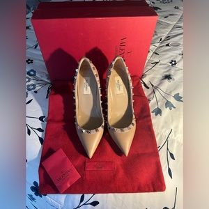 NEW ROCKSTUD VALENTINO LEATHER PUMP.